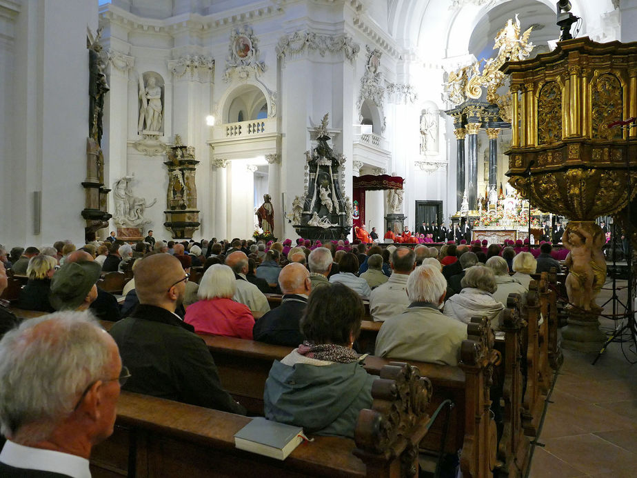 Abschlussvesper der Bischofskonferenz mit Austeilung des Bonifatiussegens (Foto: Karl-Franz Thiede)